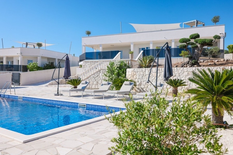 Deux villas modernes avec piscine et palmiers à Rogoznica