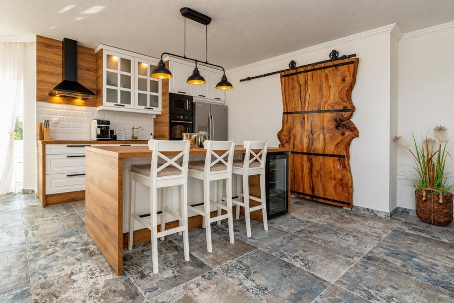 Deuxième cuisine avec porte coulissante en bois dans la villa voisine