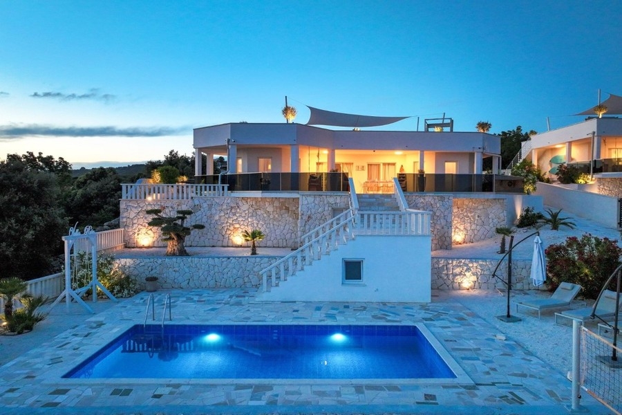Propriété le soir avec piscine éclairée
