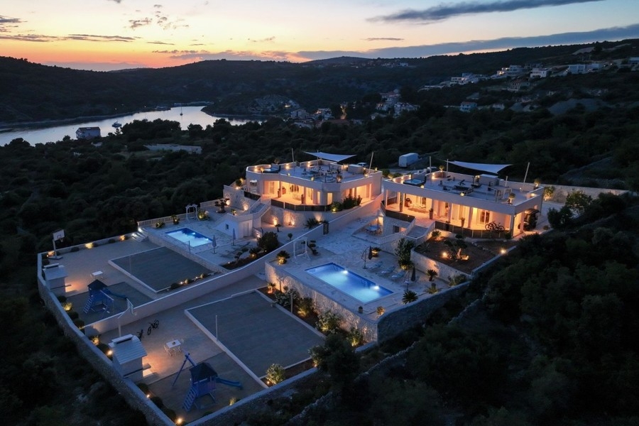 Vue aérienne de la propriété avec deux villas près de Rogoznica
