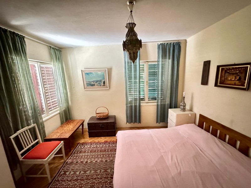Chambre avec lit double et fenêtres