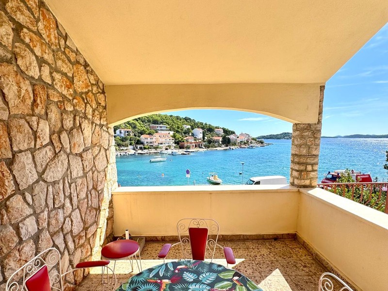 Maison en bord de mer à vendre à Tisno - vue sur la baie.