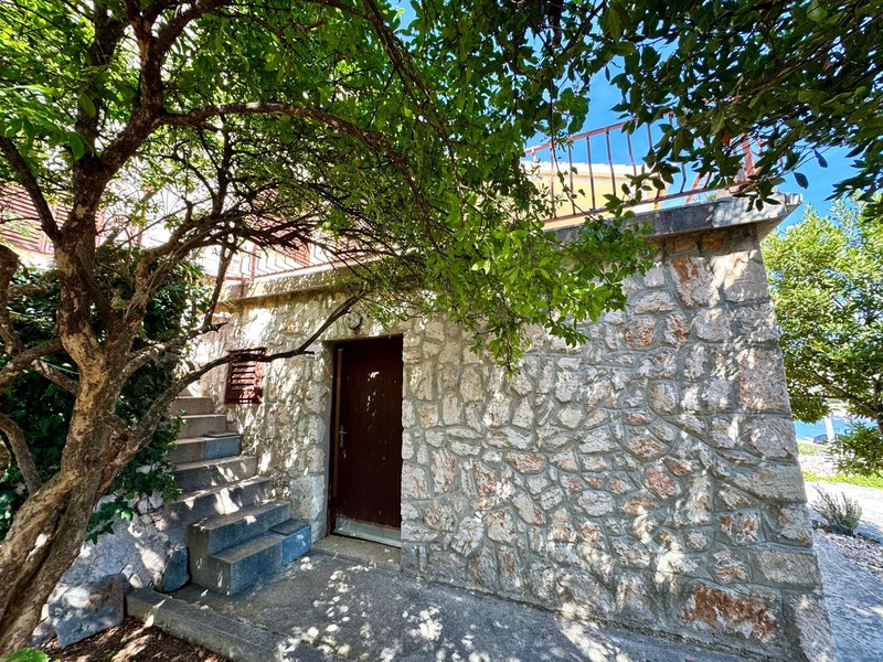 Maison en pierre avec porte d'entrée dans le jardin
