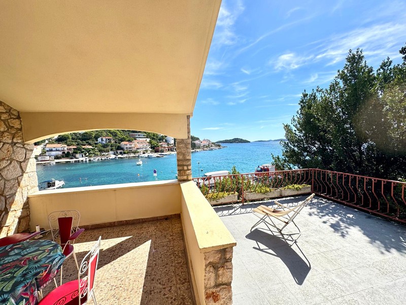 Terrasse avec coin salon et vue sur la baie