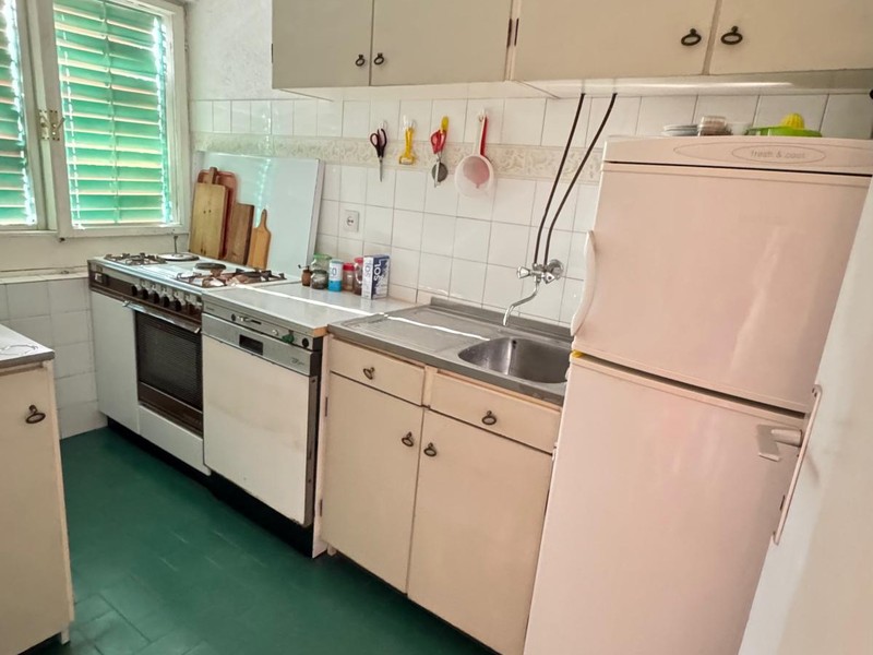Cuisine avec cuisinière et réfrigérateur