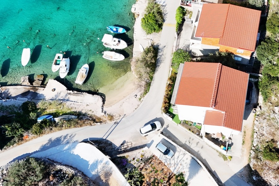 Vue aérienne de la baie avec bateaux et la maison en première ligne