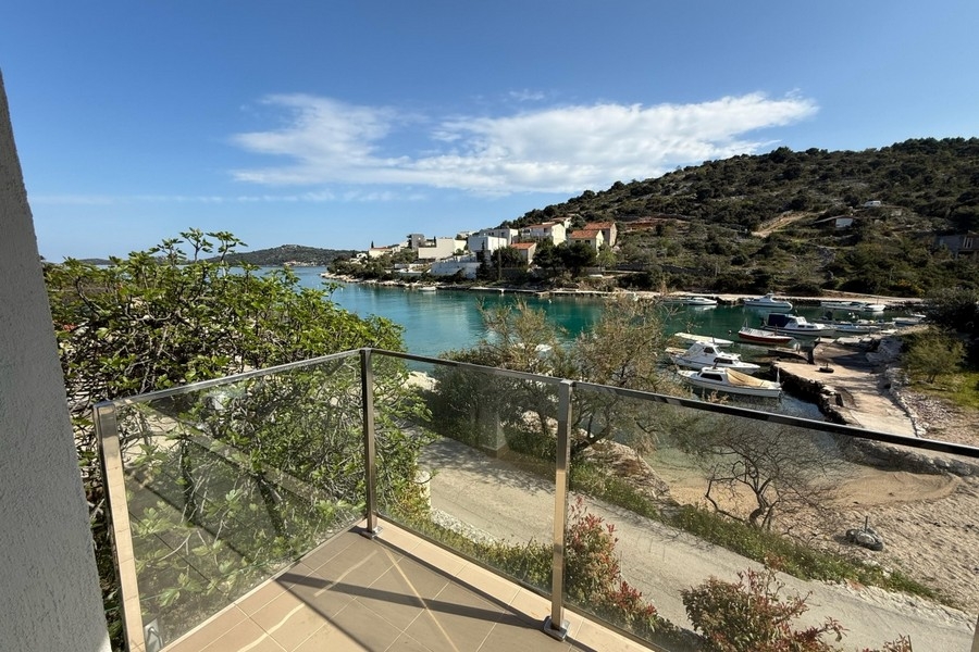 Balcon avec garde-corps en verre et vue sur la baie près de Rogoznica