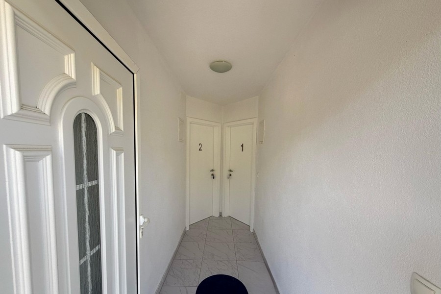 Couloir avec portes d'entrée des logements