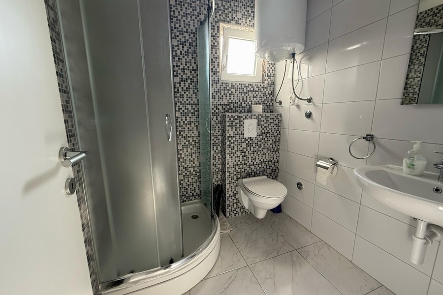 Salle de bains avec cabine de douche, WC et lavabo