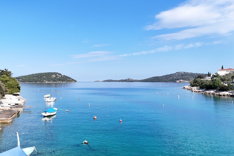 Vue sur la baie, les îles et les bateaux en mer