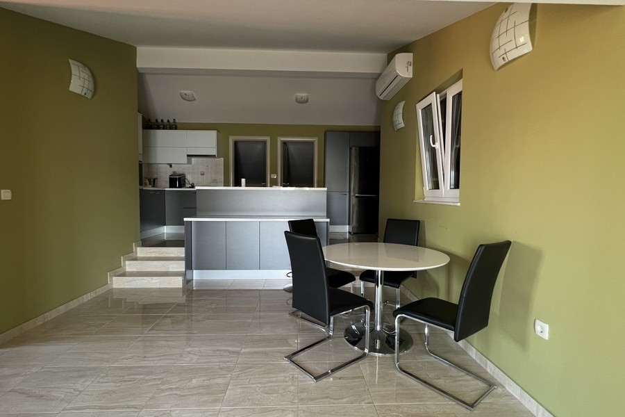 Cuisine ouverte avec table et climatisation