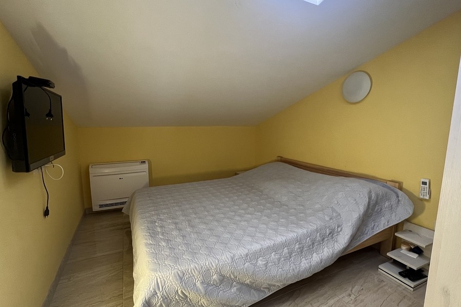 Chambre avec lit double et climatisation