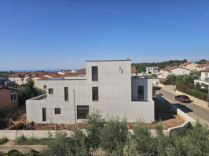Vue d'en haut sur la villa, la mer à l'arrière-plan