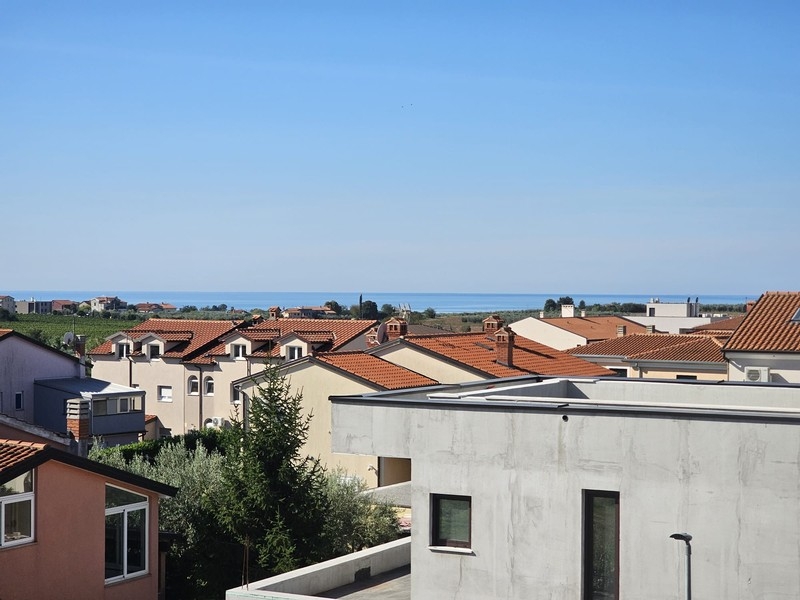 Vue mer par-dessus les toits depuis la villa près de Novigrad