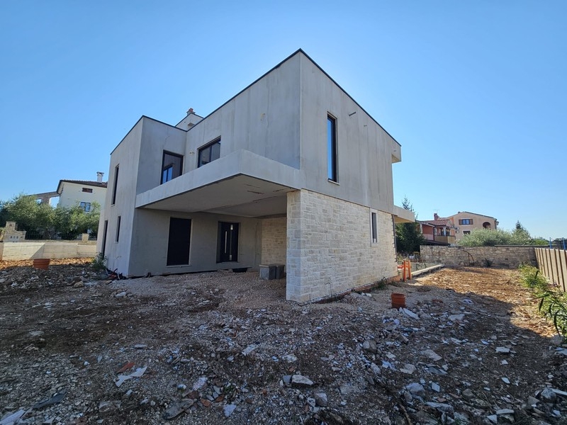 Vue latérale de la villa avec façade en pierre naturelle