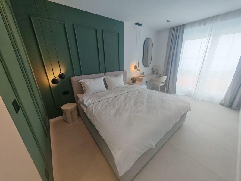 Chambre avec habillage mural vert