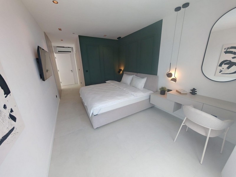 Chambre avec bureau et télévision