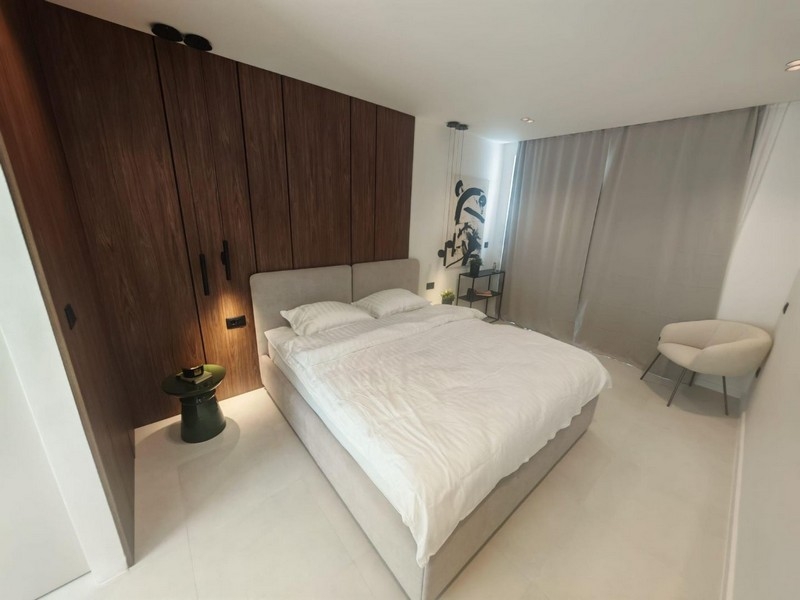 Chambre avec mur en bois et lit double