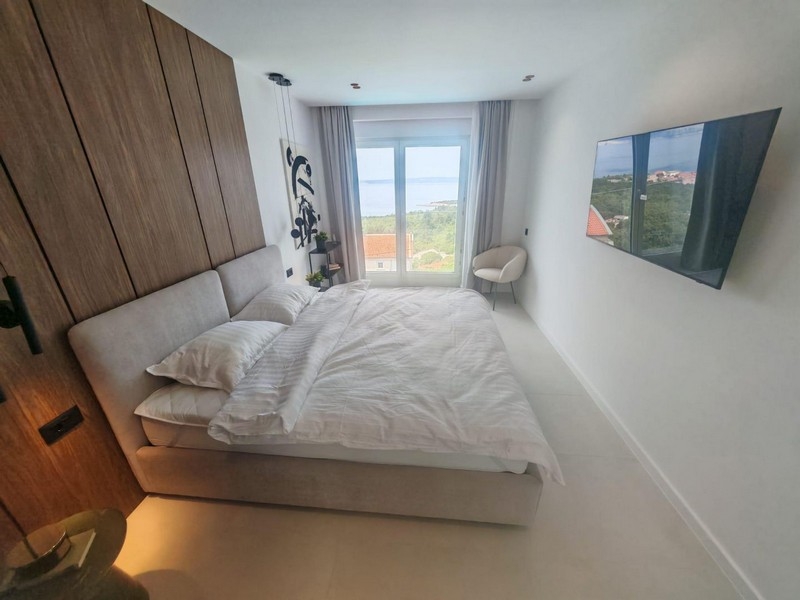 Chambre avec porte donnant sur le balcon et vue sur la nature