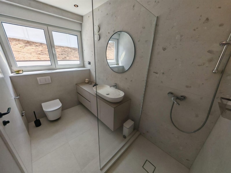 Salle de bains avec douche à l'italienne