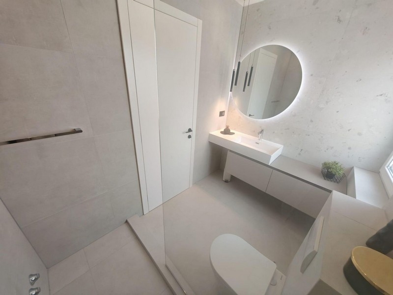 Salle de bains avec miroir éclairé