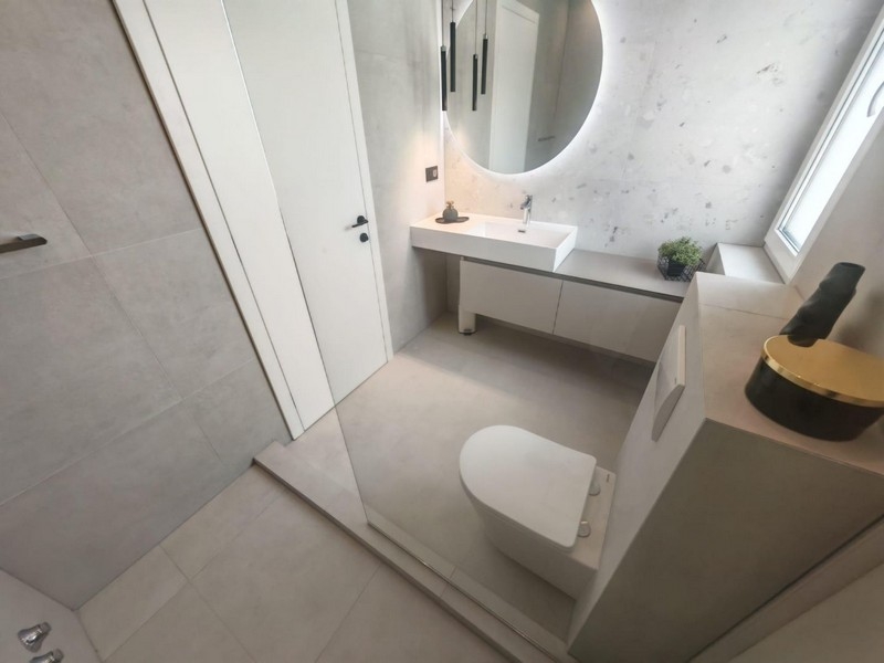 Salle d'eau avec toilettes et meuble vasque