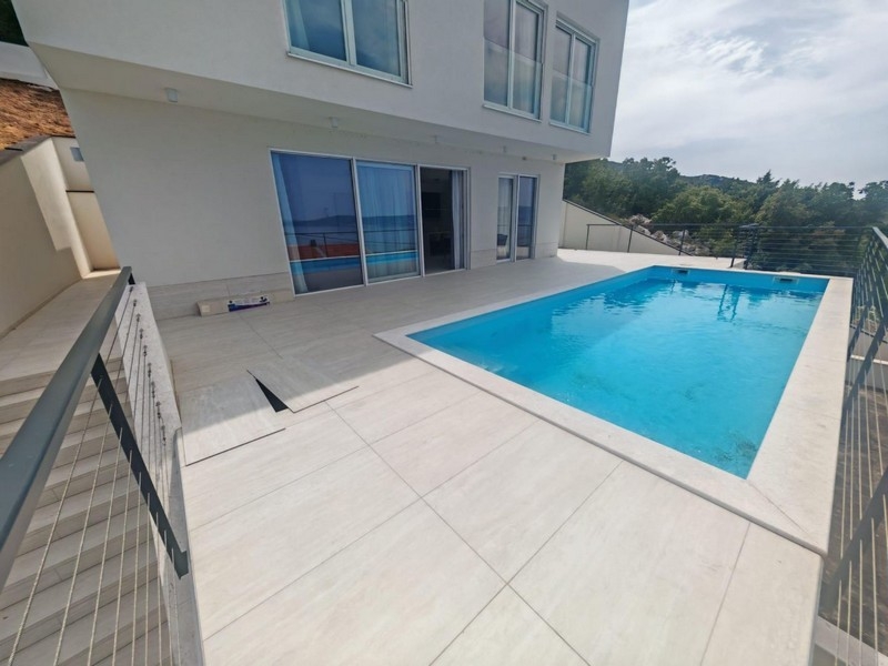 Terrasse de la piscine devant le séjour de la villa