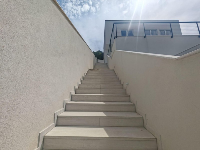 Escalier extérieur le long de la villa