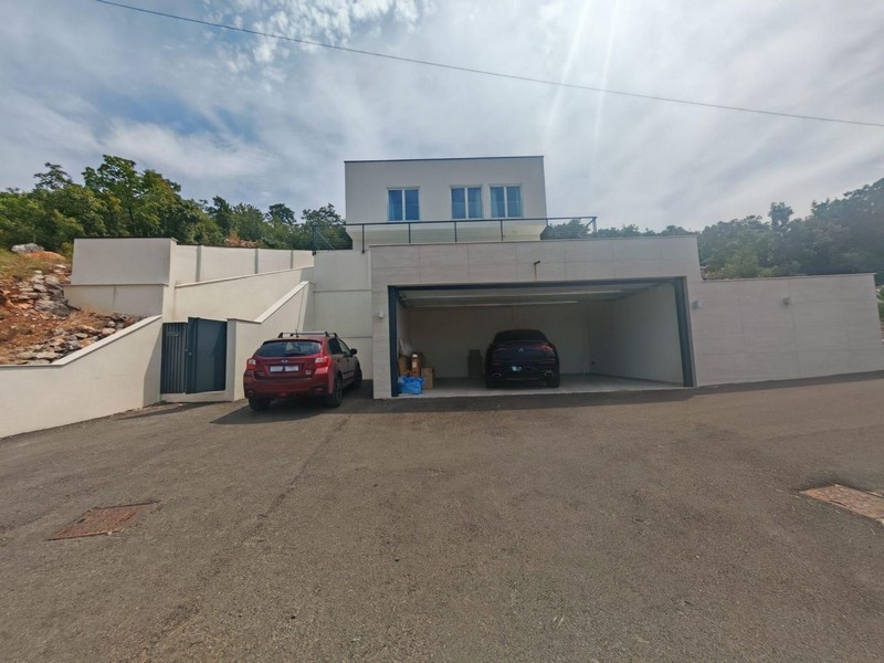 Allée d'accès à la villa avec double garage