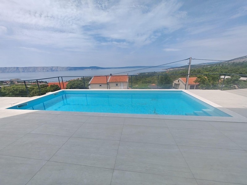 Piscine avec vue sur la mer et l'île de Krk