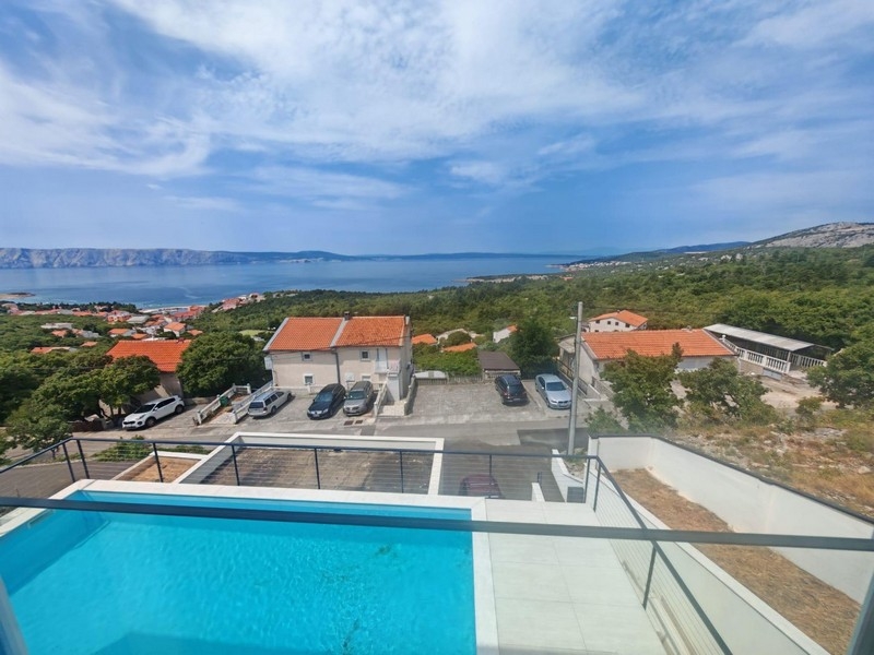 Vue depuis le balcon sur la piscine, Klenovica et la mer