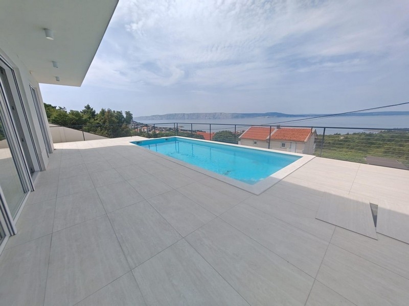 Grande terrasse avec piscine et vue mer
