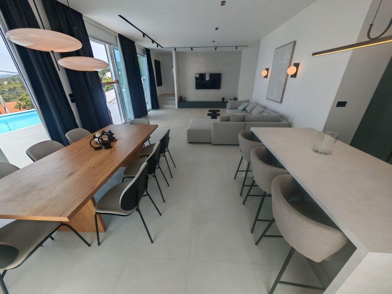 Séjour ouvert avec table à manger et îlot de cuisine