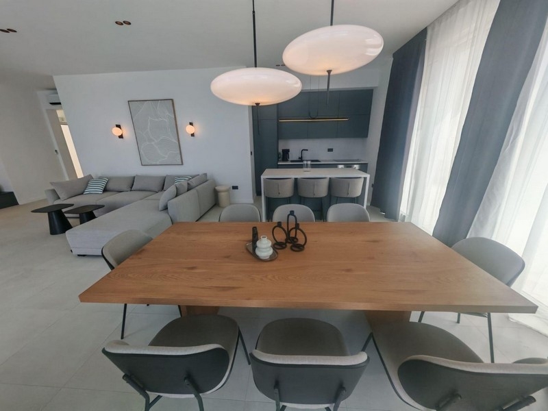 Table à manger pour dix personnes devant la cuisine