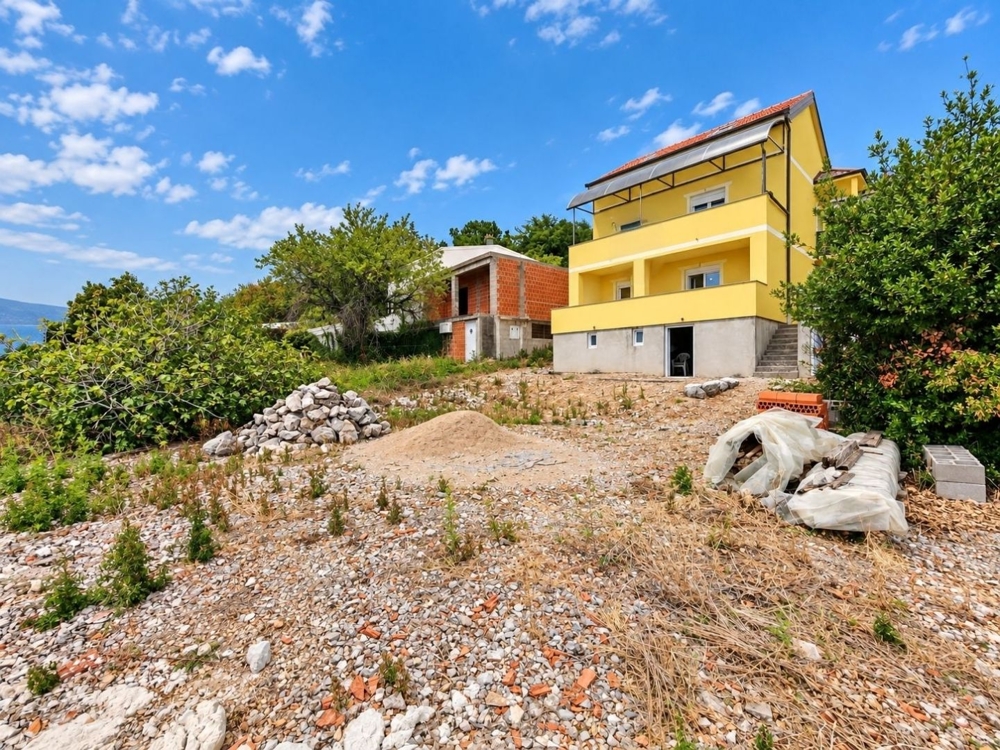 Maison avec terrain et vue sur la mer