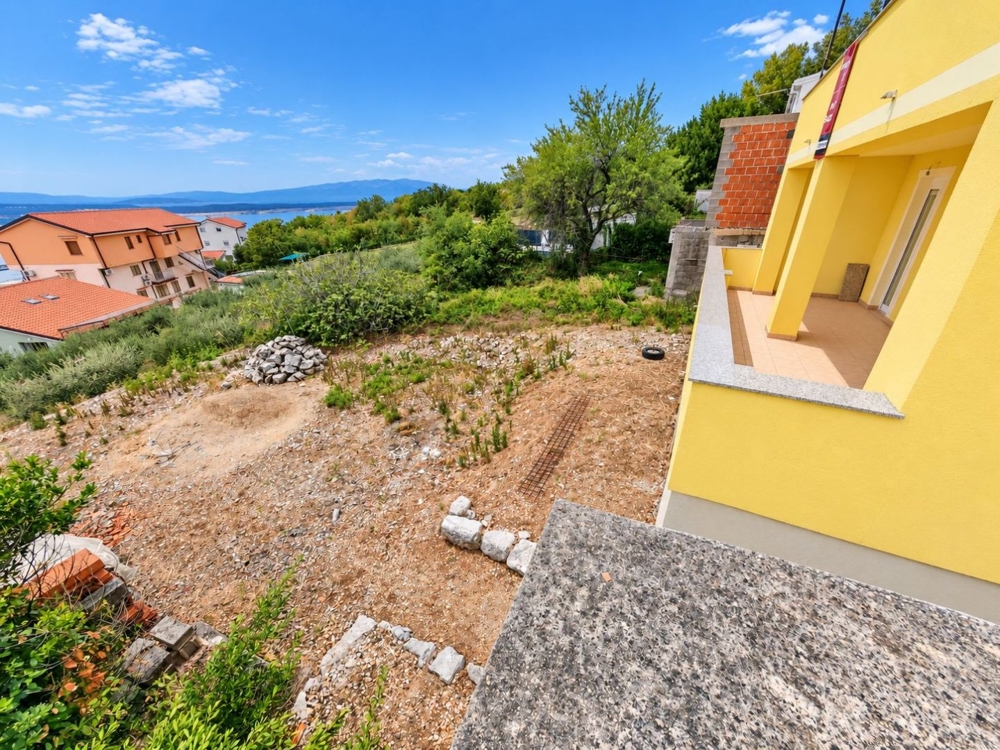 Terrain à côté de la maison avec de la place pour une piscine