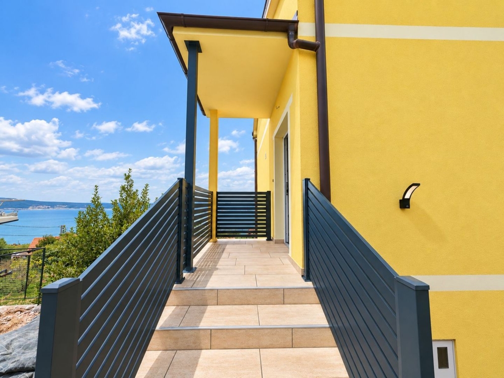 Entrée avec escalier et rampe