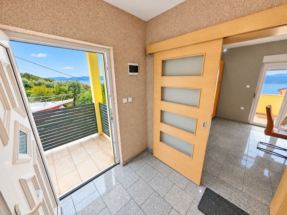 Couloir avec porte vitrée et accès à la terrasse