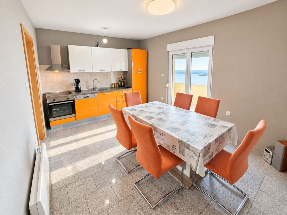 Cuisine avec espace repas et sortie vers la terrasse