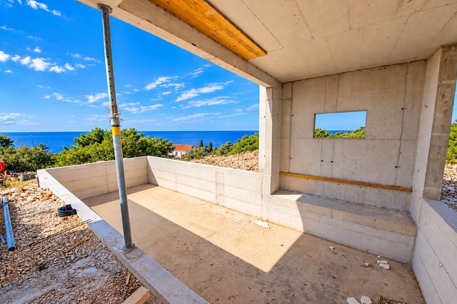 Terrasse supérieure en gros œuvre avec vue mer