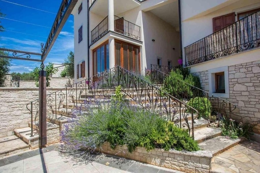 Vue extérieure de la maison avec escalier et lavande