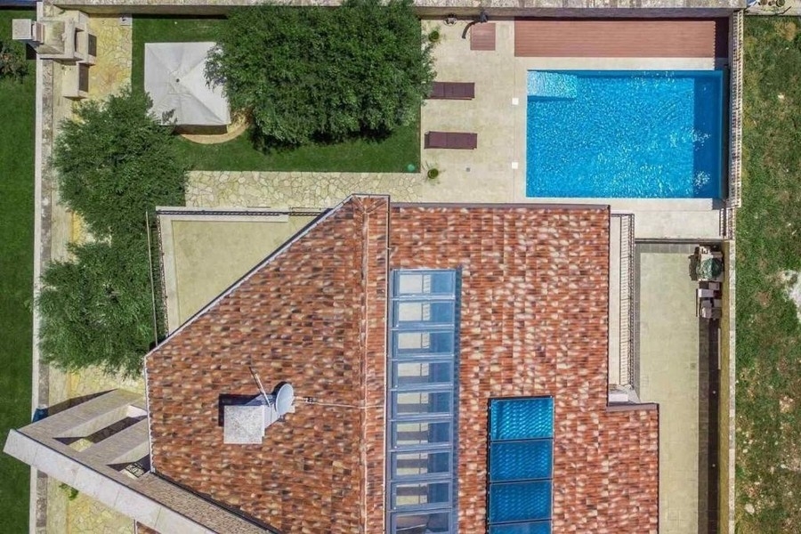 Vue aérienne de la maison, du jardin et de la piscine