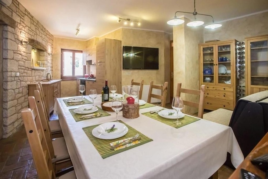 Espace repas avec mur en pierre naturelle