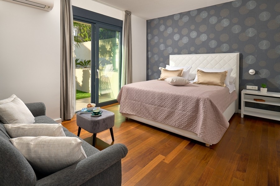 Chambre avec lit double et accès au jardin