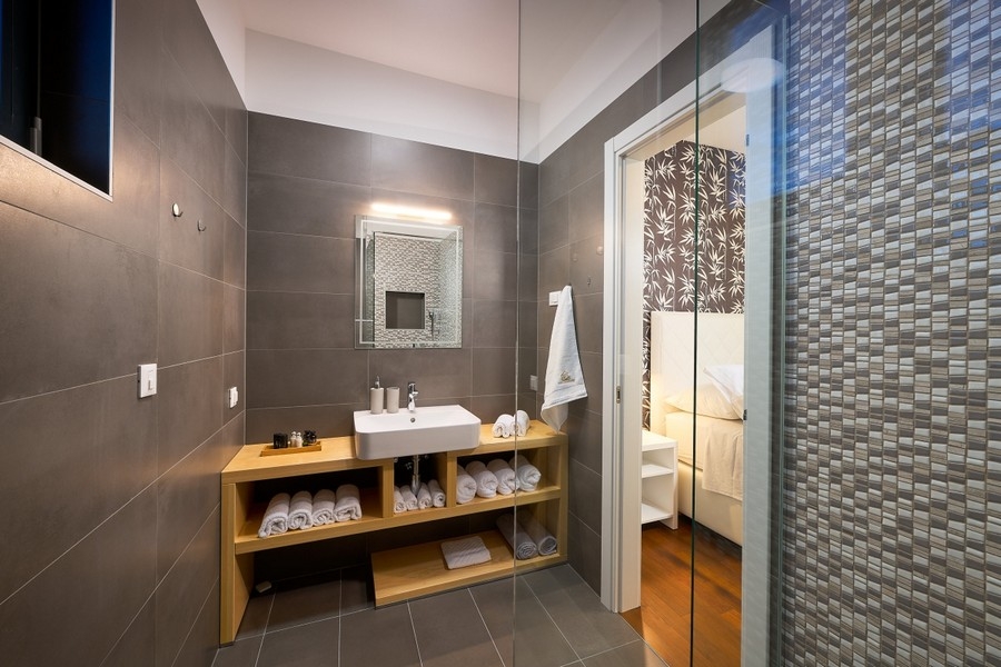 Salle de bains avec douche et meuble vasque en bois