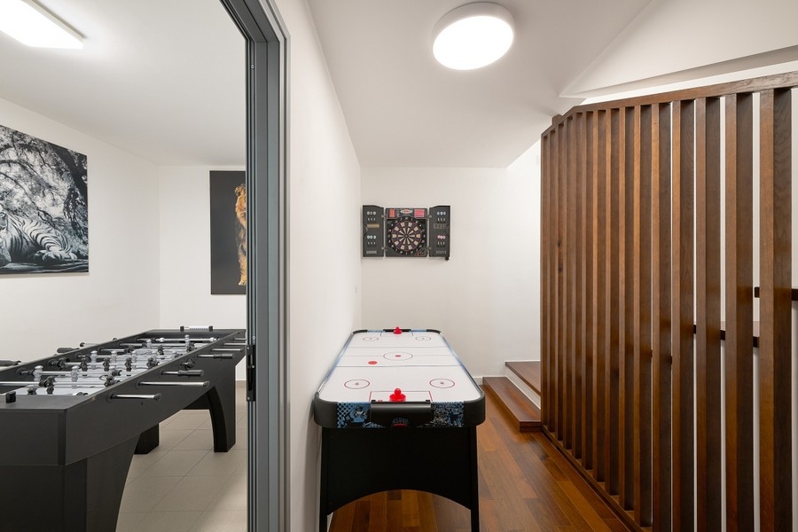 Salle de jeux avec baby-foot et air hockey