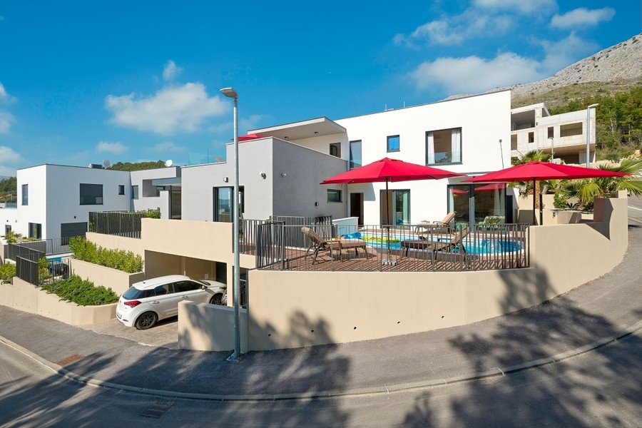 Vue extérieure de la villa moderne à Podstrana