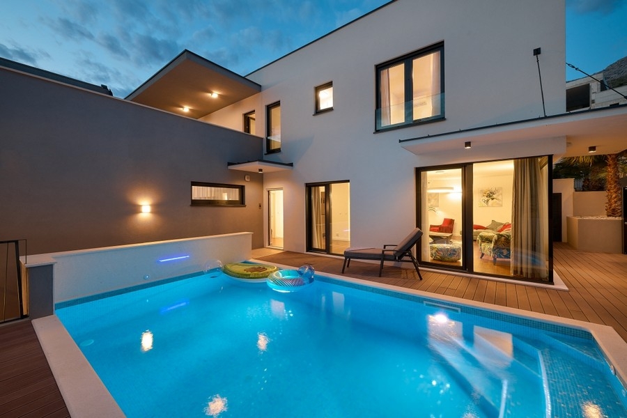 Piscine chauffée devant la villa le soir