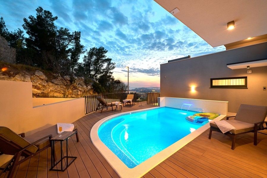 Piscine avec transats au crépuscule
