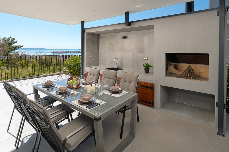 Cuisine d'été couverte avec table à manger et vue mer